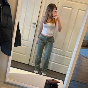 Gröna mjukisbyxor från Juicy Couture - Snygga gröna mjukisbyxor från Juicy Couture i storlek XS. Byxorna är använda fåtal gånger och är i väldigt bra skick!