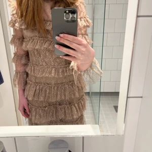 By malina kläning - Jag säljer nu min oanvända By Malina-klänning i modellen "Carmine frill mini lace dress" i färgen Greige💕💕Den har bara testats för bildernas skull och är därför i nyskick!! Lapparna sitter kvar som  syns på bilderna. Nypris = 2800 kr Mitt pris= 1999 kr Pris kan diskuteras vid snabb affär såklart🫶🫶