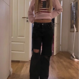 Högmidjade svarta Gina jeans - Super fina och är i gott skick, använda några gångar men är som nya. Byxorna är i storlek 158 och man kan spänna byxorna vid midjan.💕