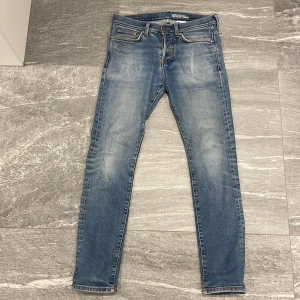 Blå jeans från &denim - Snygga blå jeans från &denim med en slim passform. Storlek: 30/32. Skitnygg färg i fint skick 9/10. Hör av er vid minsta funderingar🙏