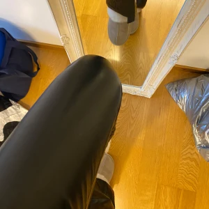 Svarta läderbyxor från PrettyLittleThing - Snygga läderbyxor från PrettyLittleThing. Har använt några gånger.Finns en liten brist på byxorna annars är de i bra skick. Pris kan diskuteras.