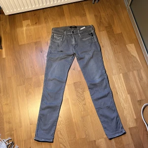 Replay anbass - Snygga replay jeans, jag råkade skära upp de men i hyffsatt skick