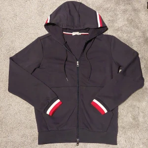 Navy Blue Moncler Kofta  - Snygg marinblå Moncler kofta | storlek S | helt ny  