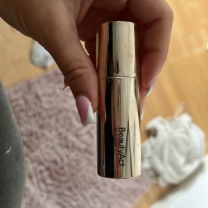 Highlighter stick från BeautyAct i infinity  - Snygg highlighter i stickformat från BeautyAct. Kommer i en elegant guldig hylsa som är lätt att ta med sig. Perfekt för att ge ansiktet en fräsch och strålande look.