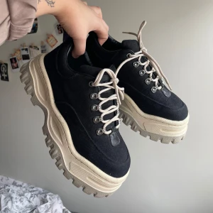 svarta eytys  - säljer mina drömskor, svarta eytys angel med tjock krämfärgad sula och skosnören. köpte dem på vinted men säljs vidare eftersom de inte passade mig. storleksinformation på sista bilden tidigare ägare hävdar att de bara har använts ett fåtal gånger och de är i nästan perfekt skick. jag ser inga större brister, sulor kan vara lätt missfärgade på några ställen, som visas på bilderna. nya säljs för 2500kr. öppen för förhandling!