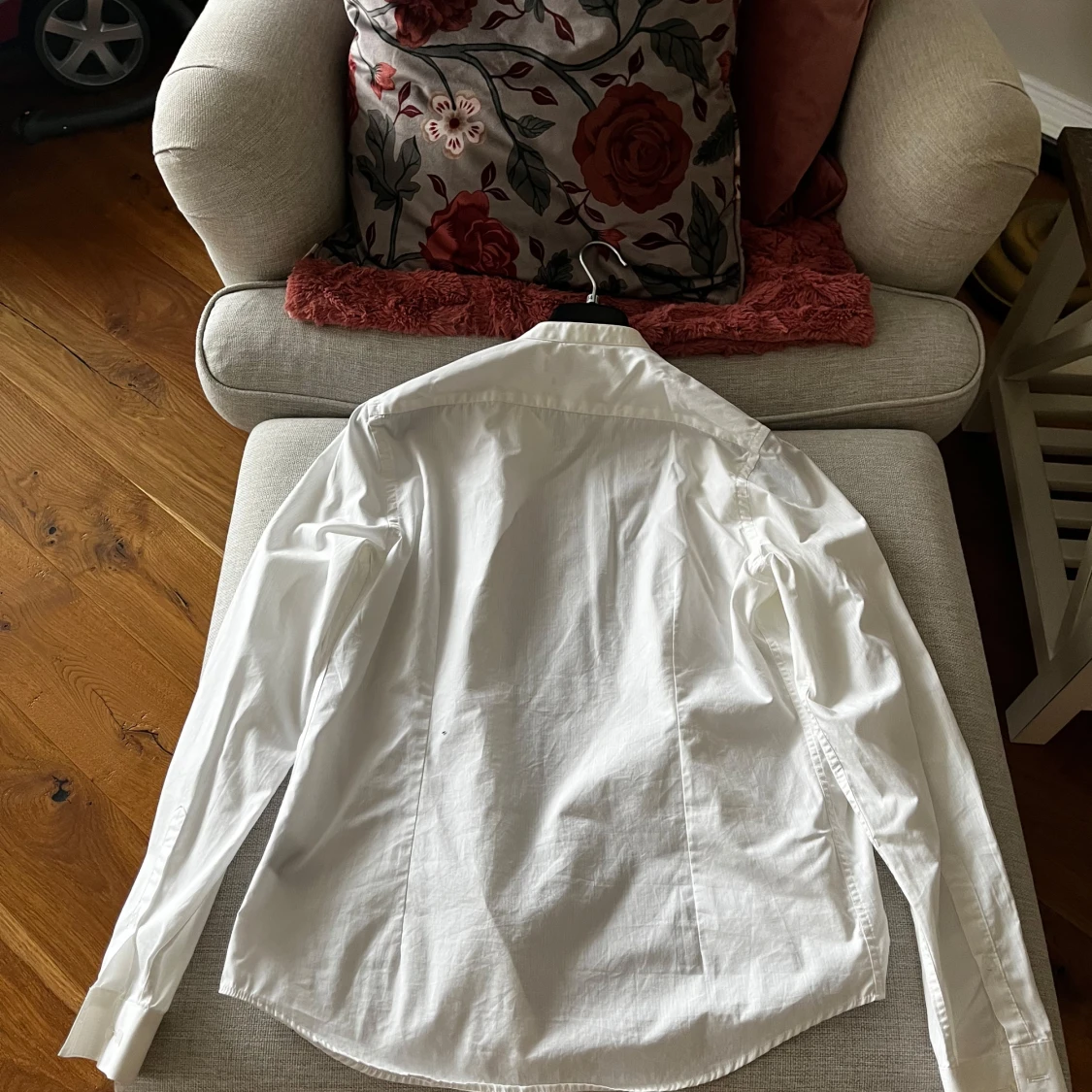 Vit skjorta med knappar - 1