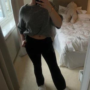 Lågmidjade kostymbyxor  - Säljer dessa snygga kostymbyxor från Nelly. Köptes i julas och använts några få gånger sen dess och är som i ny skick. Passar till exakt allt och bra att ha i garderoben 😄