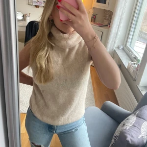 Beige polotopp - Jättefin polo topp med alpacka ull som inte finns i butik längre ❤️