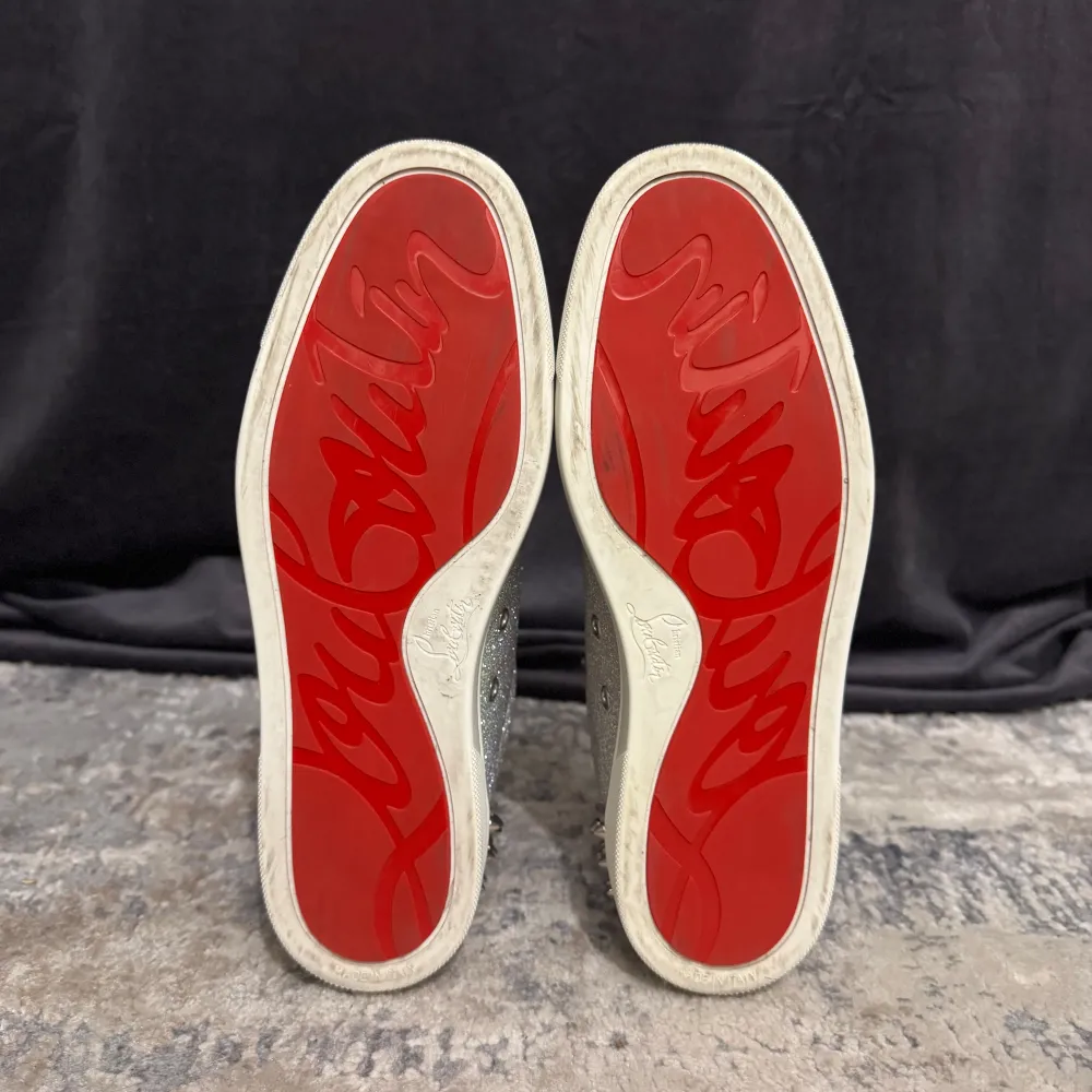 Size: 42 Insole measurement: 27,6 Excellent Condition! Color: Glitter / Silver Comes with: Box | Dustbag | Replacement spikes Retail: 910€. Kengät.