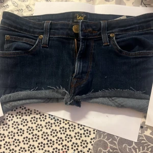 Lågmidjade jeansshorts  - Bra skick är i storleken 32 men passar mig perfekt som har 34!