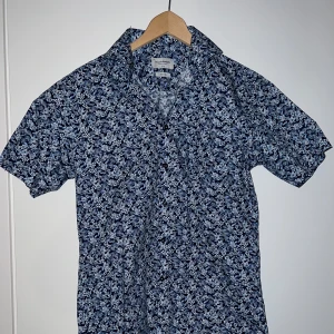 Brunn & Stengade - skjorta - Brunn & Stengade - skjorta strl 38 (S) Slimfit  Använd, cond 9/10 Nypris 600:- Mitt pris 150:-