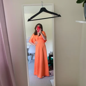 Orange balklänning - Säljer min otroligt fina orangea balklänning. I mycket bra skick. Så fin färg och skurning. I storlek xs