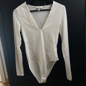 Body - En långärmad body från H&M. Materialet är mjukt o väldigt bekvämt, även lite stretchigt.🤍 Jag brukar använda den som en vanlig tröja, men det går självklart att knäppa till en body🤍färgen är mer åt det gräddvita hållet