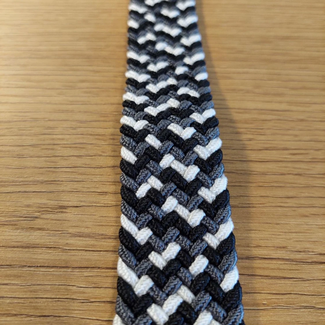 Flätat bälte med läderdetaljer - 2