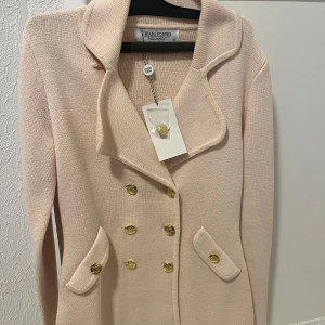 Rosa kavaj från Chiara Forthi - Elegant rosa kavaj från Chiara Forthi med dubbelknäppning och guldknappar. Tillverkad i 100% bomull, vilket ger en mjuk och bekväm känsla. Perfekt för en stilren look. Aldrig använd. Hör av dig för eventuella frågor 🌸kolla gärna in mina andra annonser!⤵️✨