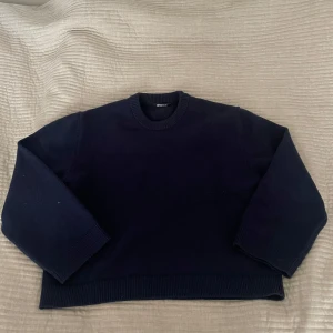Mörkblå stickad tröja från Gina Tricot - Säljer en stilren mörkblå stickad tröja från Gina Tricot. Använt några gånger men fortfarande i bra skick!✨