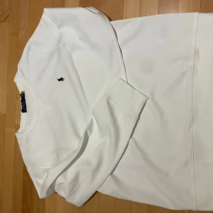 Ralph Lauren Sweatshirt - Hej, säljer nu denna vita Sweatshirt från Polo Ralph Lauren. Fortfarande i perfekt skick utan en enda fläck eller täcken på slitningar. Storlek M. Hör gärna av er vid frågor!😃