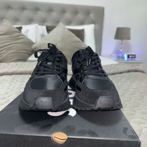 Hugo boss skor - Snygga svarta sneakers från Boss med en stilren design. Skorna har snörning och en kombination av skinn och mocka i materialet. Perfekta för en modern och avslappnad stil. Man får med paketet som tillhör skorna! Det är storlek 41 men passar även 42 de är lite större i storleken 