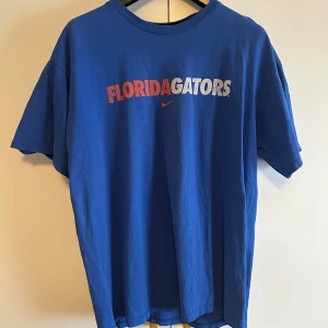 Vintage T-shirt - Vintage Nike T-shirt i bra skick. Modell på bilden är 186cm.