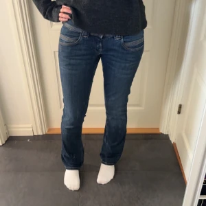 Blå jeansbyxor - Skit snygga blå pepe jeans med låg midja. Säljer då dom tyvärr inte kommer till användning. Innerbenslängden 73 och midjemåttet 39. Hör av er vid eventuella frågor eller fler bilder!💗