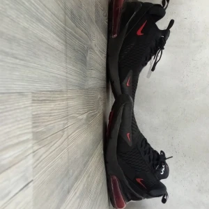 Svart röda 270s - 270s i svart röd - nyskick, endast använda 4 gånger. Fräscha och nytvättade ✅ original box medföljer (lite sönder på locket kolla bild 3 för o se skadan p boxen) snabb och smidig affär - vid snabb köp kan priset diskuteras! !!Köpte dom för 1200 på Nikes hemsida!!