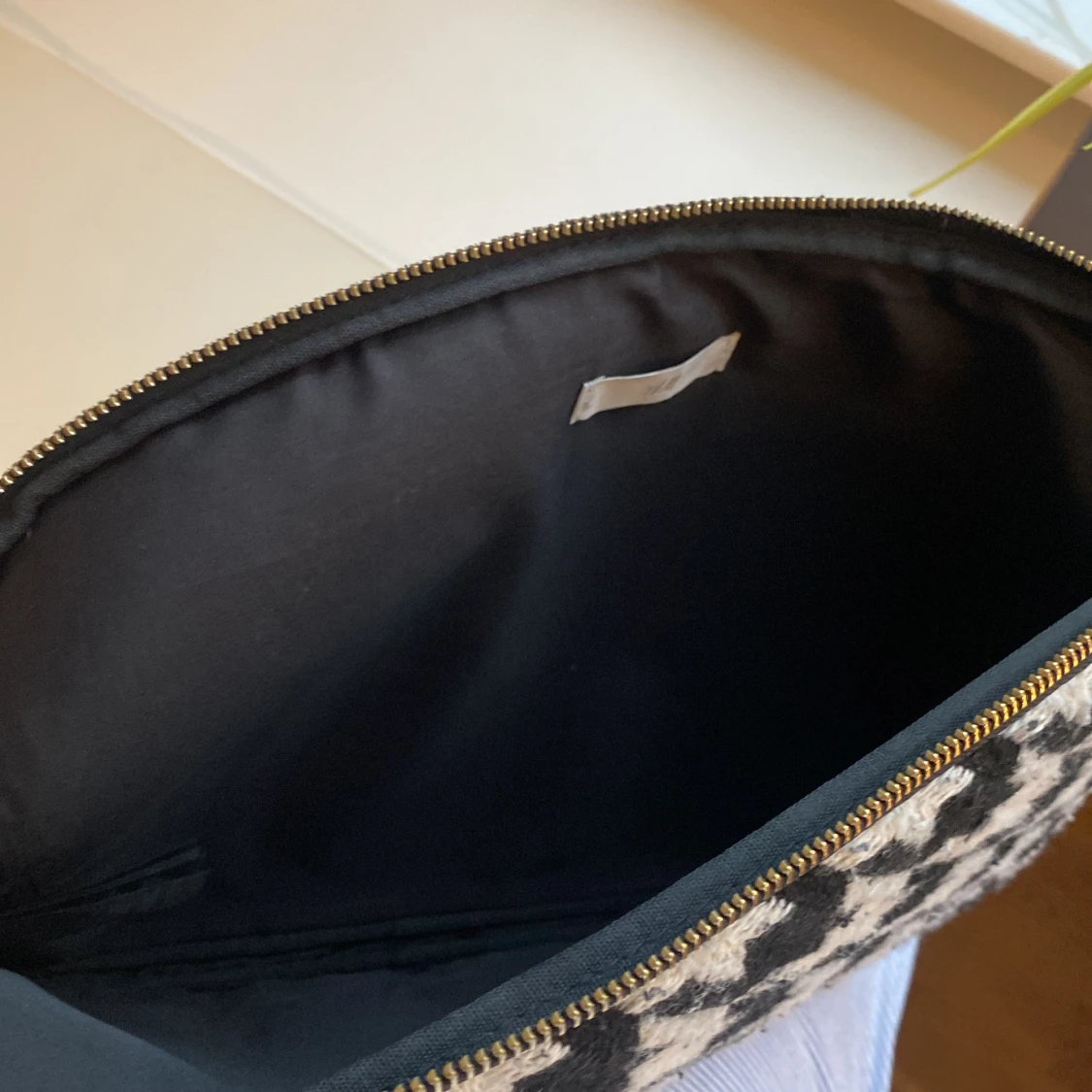 Svartvit mönstrad datorväska - 1