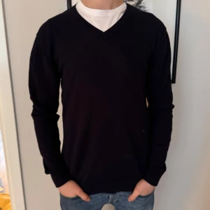 tröja från Filippa K merino ull - Säljer en stilren marinblå tröja från Filippa K i storlek M. Tröjan har en v-ringad hals och långa ärmar, perfekt för en klassisk look. Passar bra till både jeans och chinos. 180cm är modellen