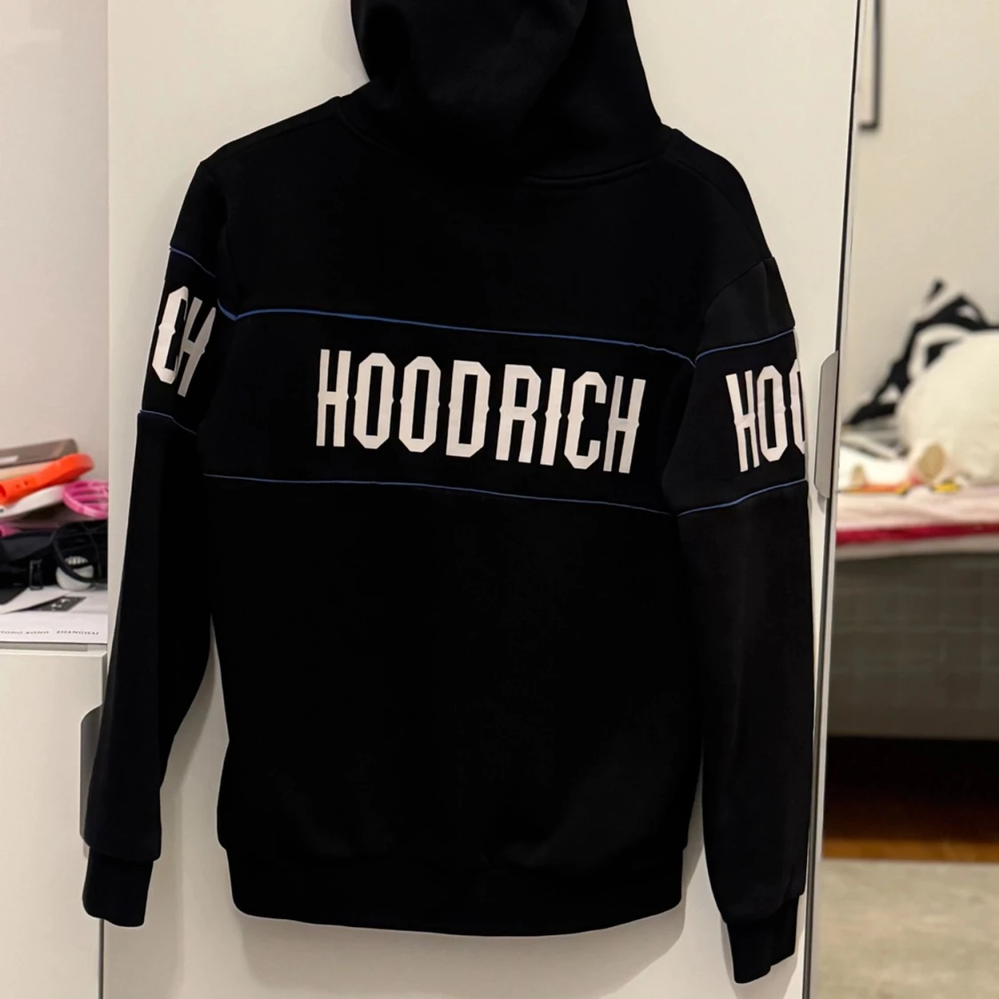 Svart hoodie och byxor från Hoodrich - 1