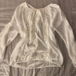 Trekvartsärmad blus - Vit, tunn blus med broderade detaljer. Trekvarts ärmar. Den är lite genomskinlig (se bild 3). Sparsamt använd. Skulle säga att den passar som en S🥰