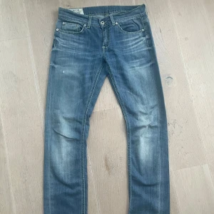 Blå jeans från Dondup - Snygga blå jeans från Dondup i modellen Monroe. De har en klassisk femficksdesign och en lätt tvättad look. Perfekta för en avslappnad stil.