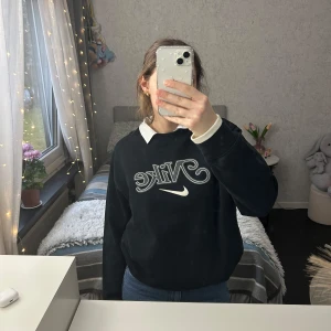 Nike Sweatshirt - Säljer en svart Nike sweatshirt i storlek L, passar som M också  Köpt från Zalando för 552kr, mitt pris 350kr  Har använt 2-3 gånger    