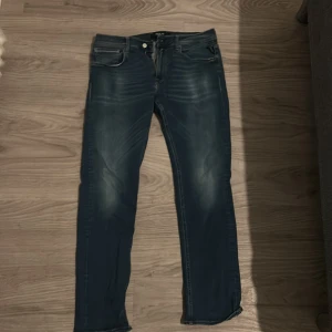 Blå jeansbyxor från Replay - Snygga blå jeansbyxor från Replay, modell Grover Hyperflex. De har en klassisk femficksdesign med dragkedja och knapp framtill. Waist 34 Length 32.