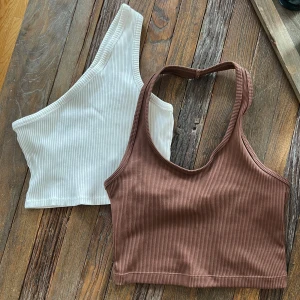 Ribbad vit och brun topp - Två snygga ribbade toppar i vitt och brunt. Den vita toppen är från NA-KD i storlek XS och den bruna från HM i storlek S. Perfekta basplagg till sommaren💓