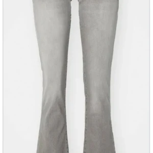 Grå bootcut jeans - Snygga grå bootcut jeans med låg midja och klassisk femficksdesign. Jeansen har en dragkedja och knapp framtill. Från LTB Blue Additcted. W26 L30