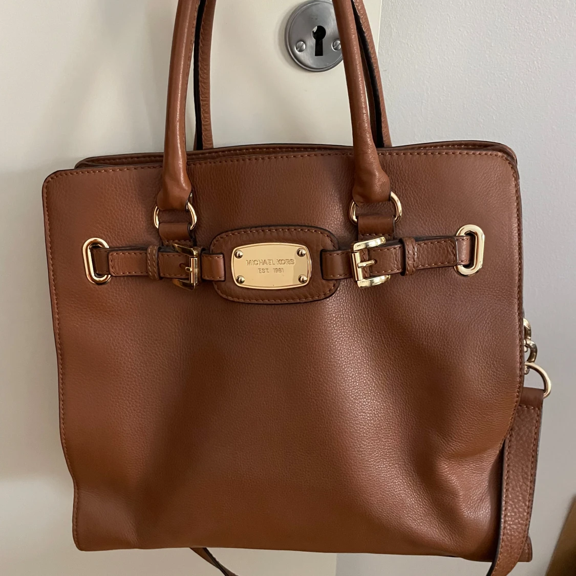 Brun axelväska från Michael Kors - 1