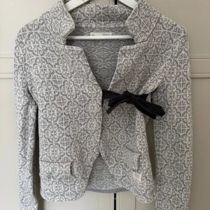 Grå mönstrad kofta från Odd Molly - Säljer en snygg grå kofta från Odd Molly.