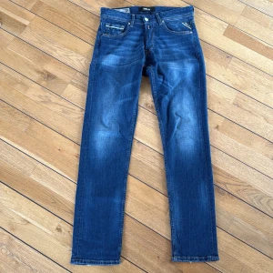 Blåa replay jeans - Snygga blå slimfit jeans från Replay, modell Grover. Dem är nästan helt nya bara använd en gång. Passar någon i längd ca 175-185