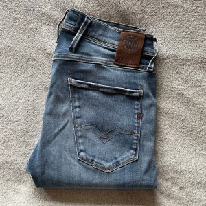 Replay Anbass Jeans - Riktigt schyssta Replay Jeans i den populära modellen Anbass! 🙌Storlek = 30 | Skick = 9/10 | Nypris över 1700kr, mitt pris 479kr! 🤩Jeansen har inga deffekter! Hör av er vid minsta fråga eller fundering! ⭐️