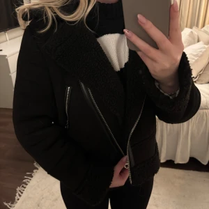 Svart mockajacka med foder - Svart mockjacka med foder från stradivarius. Väldigt fin jacka i använt skick. Passar storlek XS.