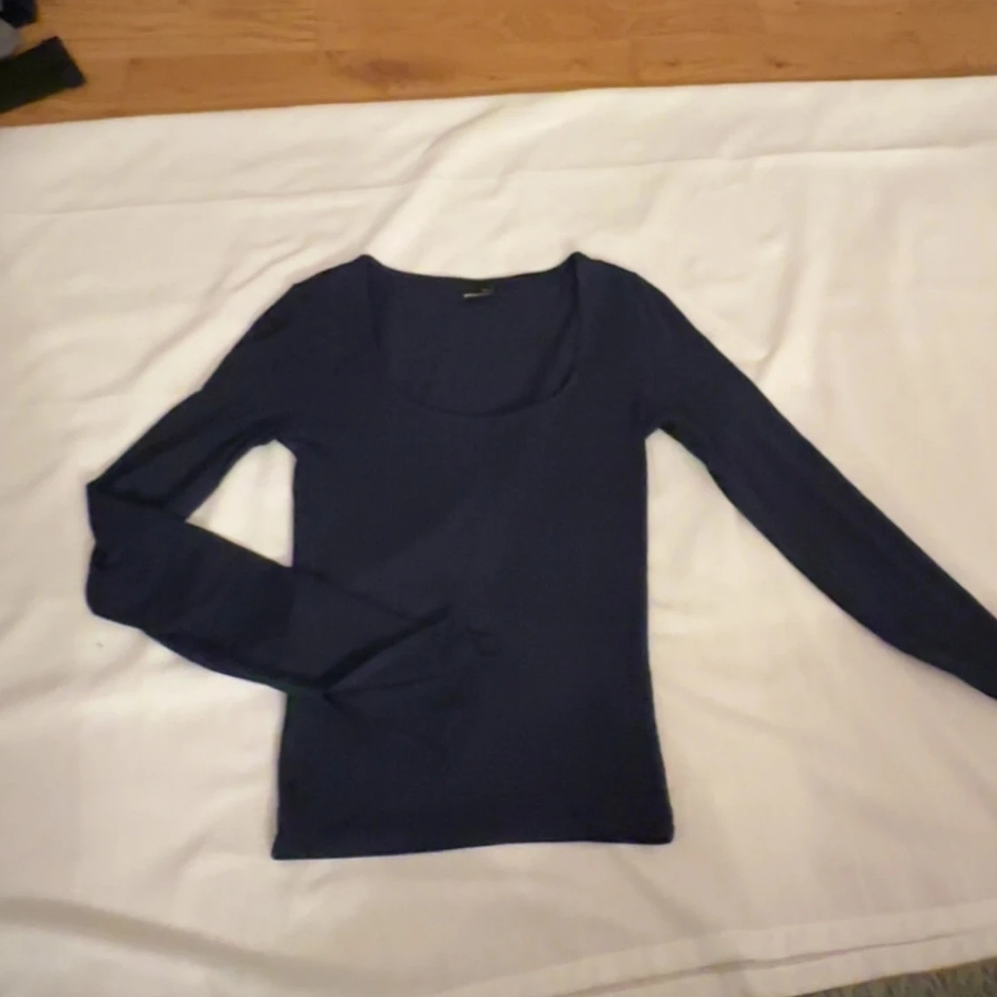 Mörkblå långärmad topp från Gina Tricot - 1