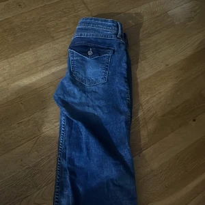 Blå jeans m - Snygga blå jeans  har bara använts en gång köpt från hm dom är mörka och lågmidjiga och väldigt sköna ja säljer dom efter som dom är för små för mig och jag är 165 passar mig perfekt och om du är lite kortare kommer dom passa dom är storlek 38 tror dom funkar för storlek s och M 