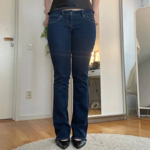 Mörkblå bootcut jeans - Supersnygga mörkblå jeans, lite långa på mig som är 165❤️ skriv för fler bilder eller andra frågor! Dom är size 27 och längd 34
