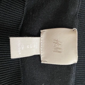Svart tröja från HM - Snygg svart tröja från hm med guldknappar vid handlederna. Nypris 400 säljer för 300kr. Storlek M men passar ändå S 