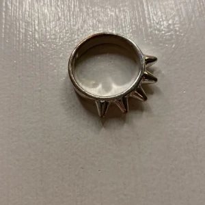 Ring - Säljer denna edblad liknande ringen från kapphal, vet inte riktigt storlkekn men passar på min tumme som är 6cm runtomkring. Lite rostig där bak men syns ej