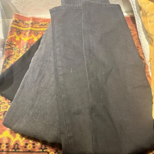 Svarta jeansbyxor från hm aldrig använt. Gråa är L resten är M - Snygga svarta jeansbyxor med en klassisk design. Perfekta för en stilren look och kan matchas med det mesta i garderoben.