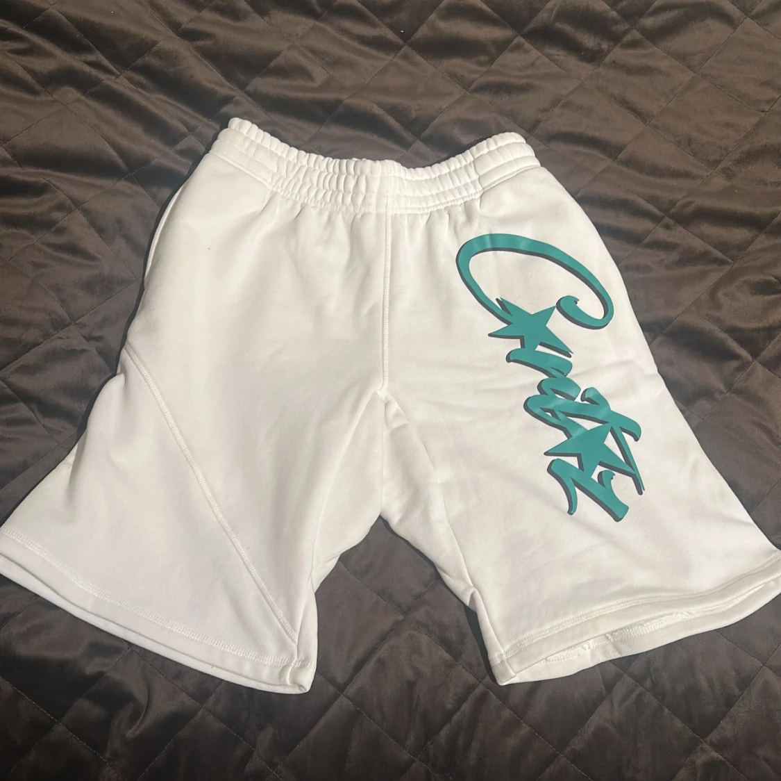 Feta baggy Vita shorts med turkos text