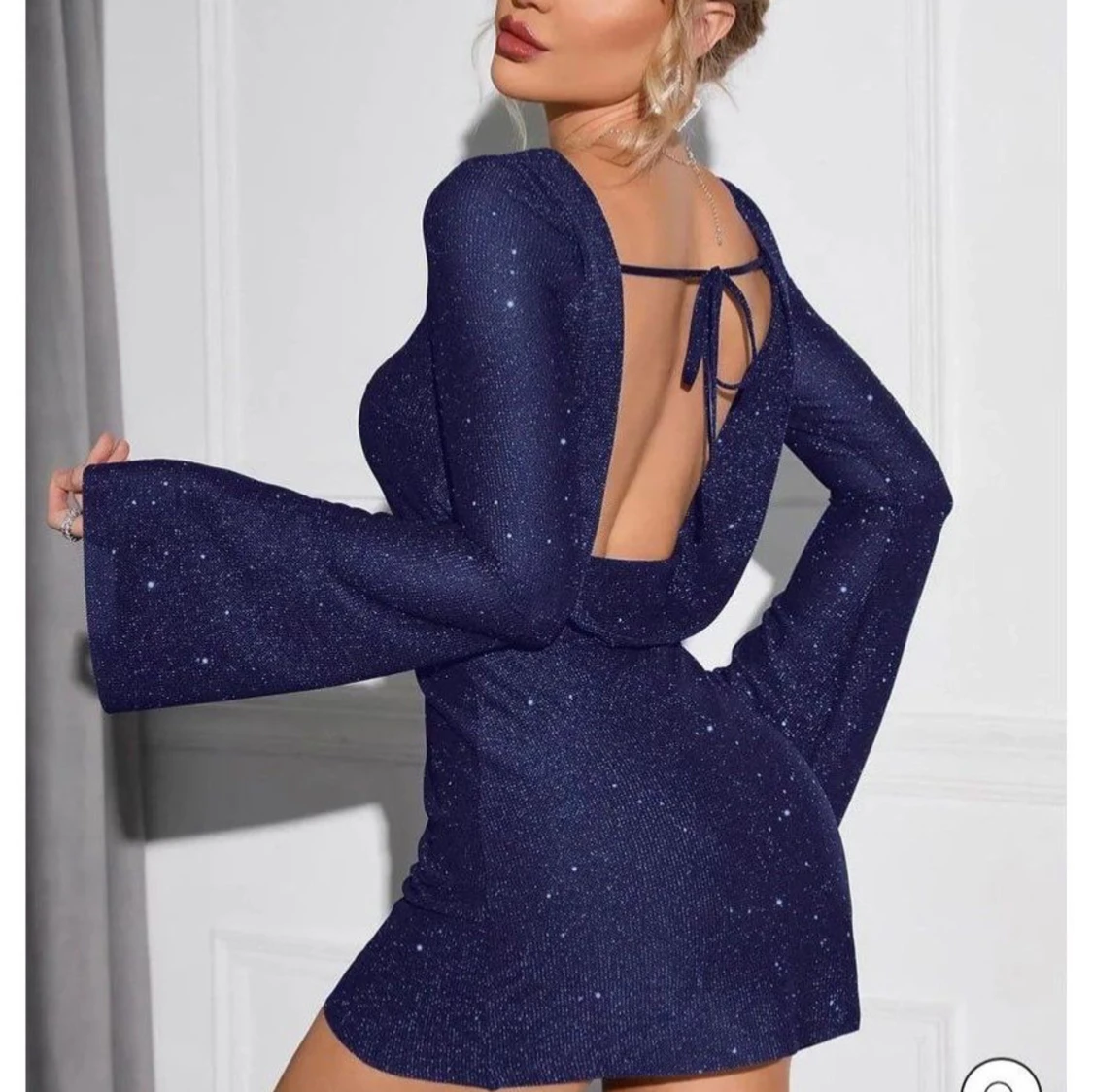 Mörkblå glittrig kortklänning med öppen rygg