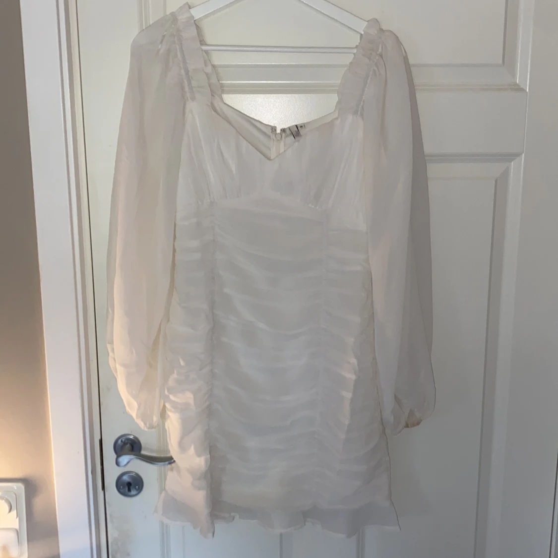 Vit kortklänning med puffärmar från NLY Trend - 1