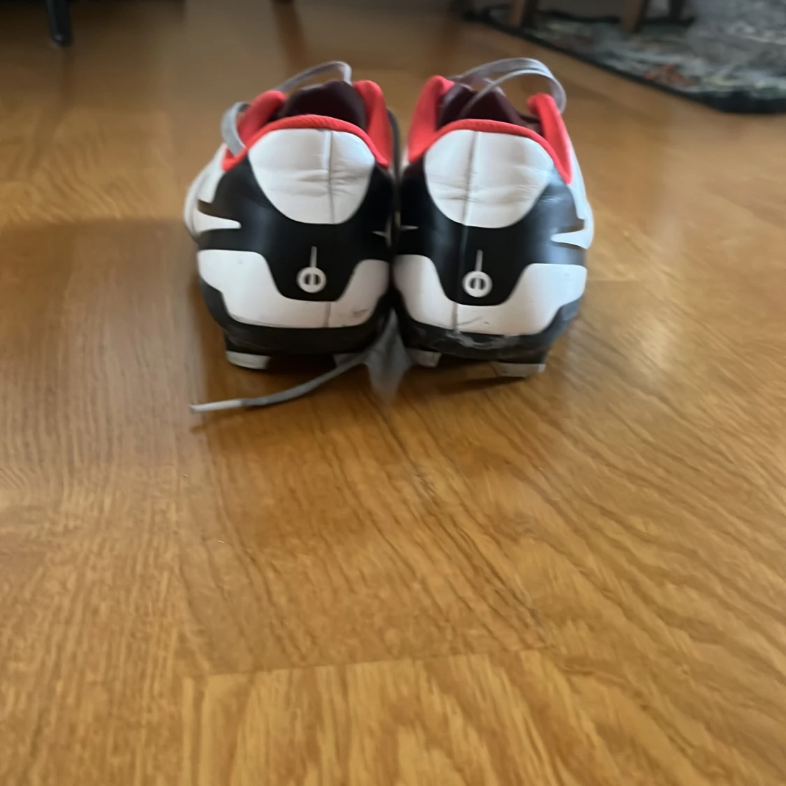 Nike fotbollsskor i vitt och svart - 1