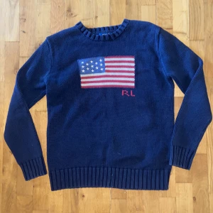 Ralph Lauren Flagg tröja - Skick: 8.5/10, inga defekter | Storlek XS/S, XL i barn storlek och passar typ 165 | Skriv om du har frågor och pris kan diskuteras!
